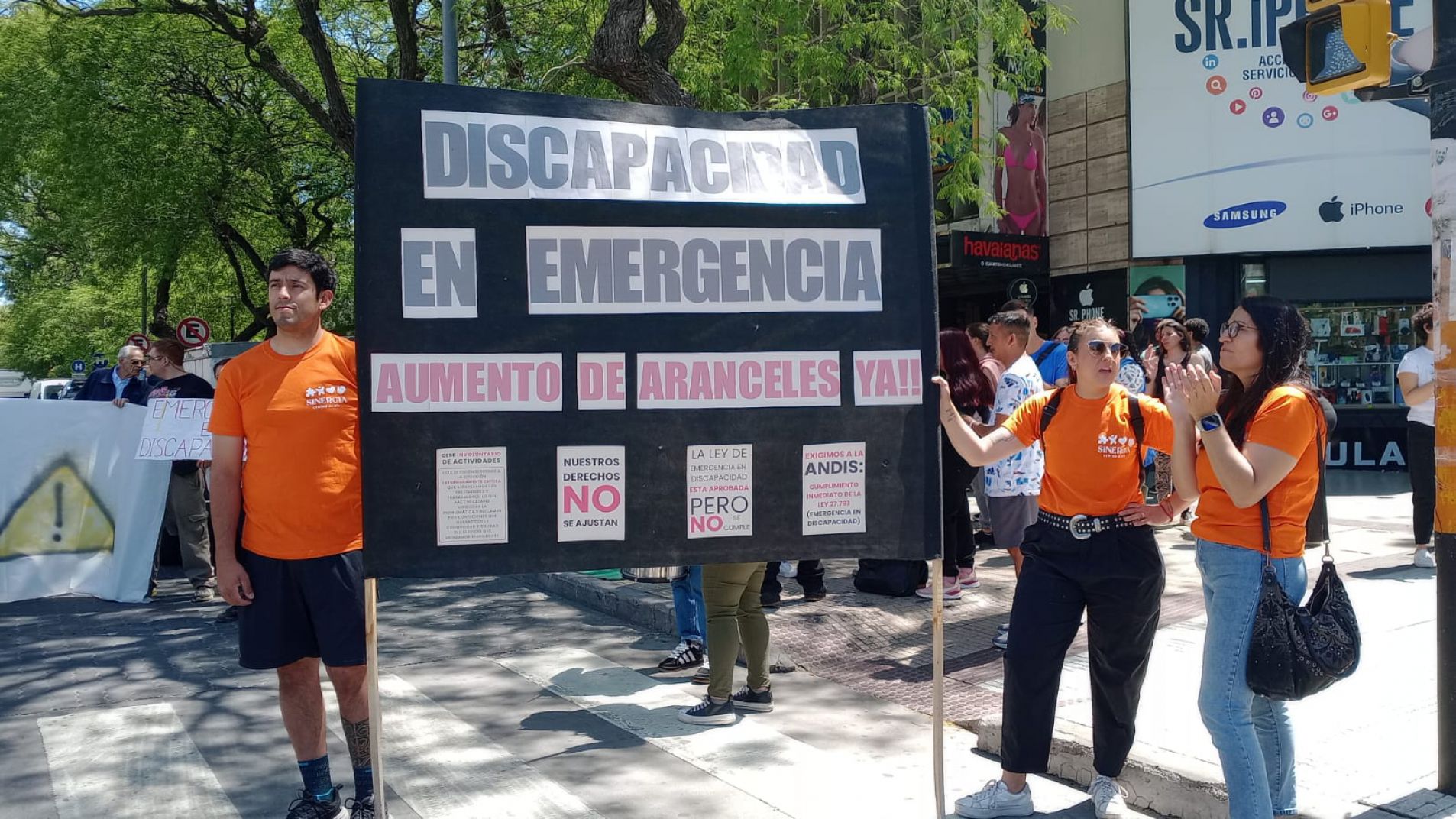 Un grupo de personas manifestaron en el Kilómetro Cero.